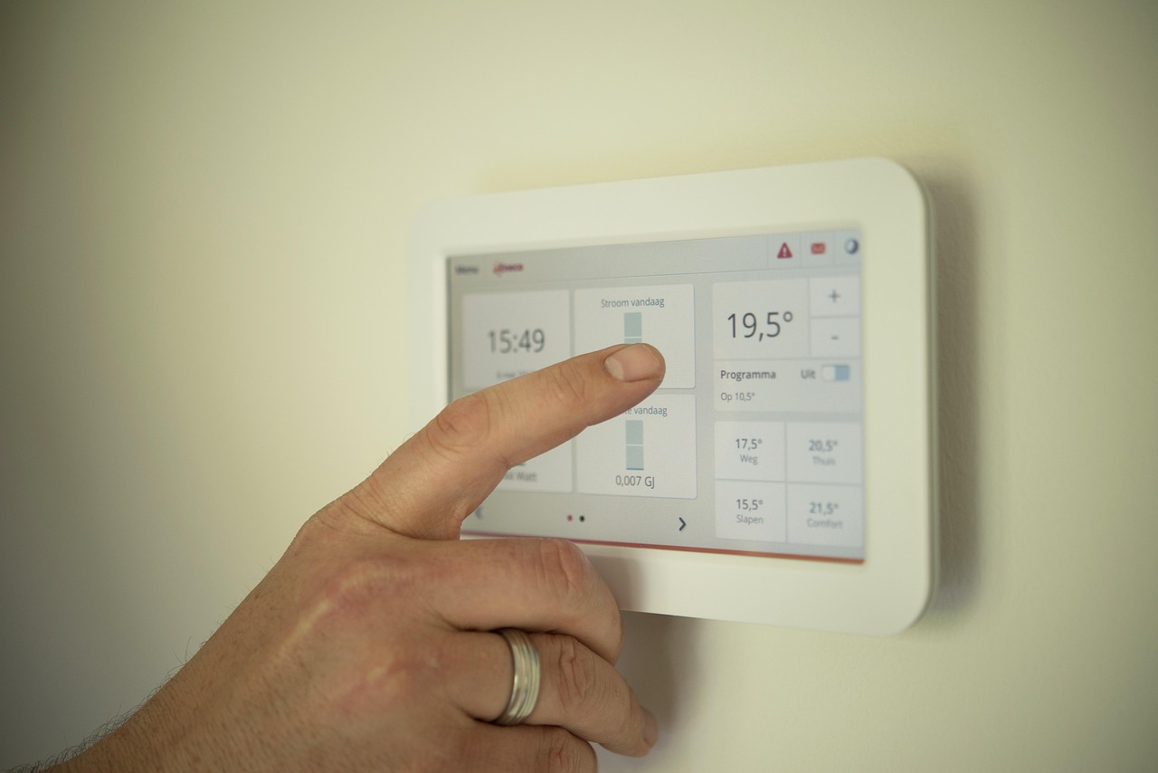 AI-geoptimaliseerde thermostaat beheert energiebesparing thuis.