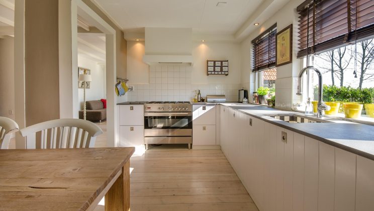 Eik in nieuwe vormen: moderne houten elementen in keukeninrichting