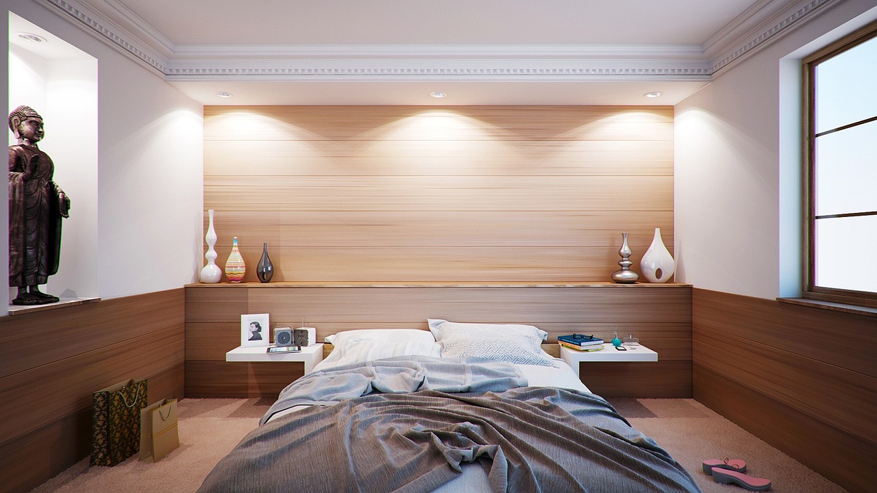Rustgevende slaapkamer met luxe dekbed en kussens. Rustgevende slaapkamer met luxe dekbed en kussens.