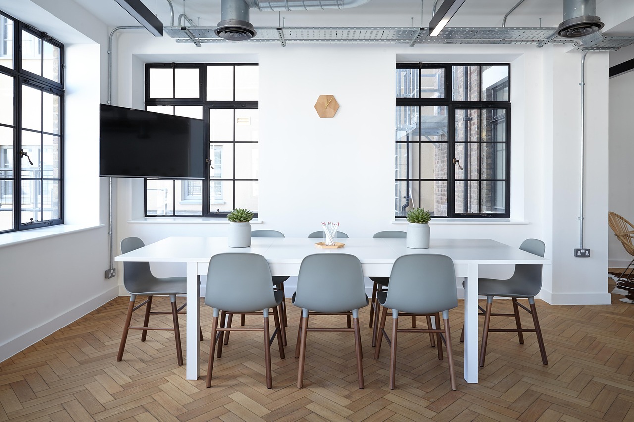 Uitklapbare eettafel optimaliseert kleine ruimtes. Uitklapbare eettafel optimaliseert kleine ruimtes.