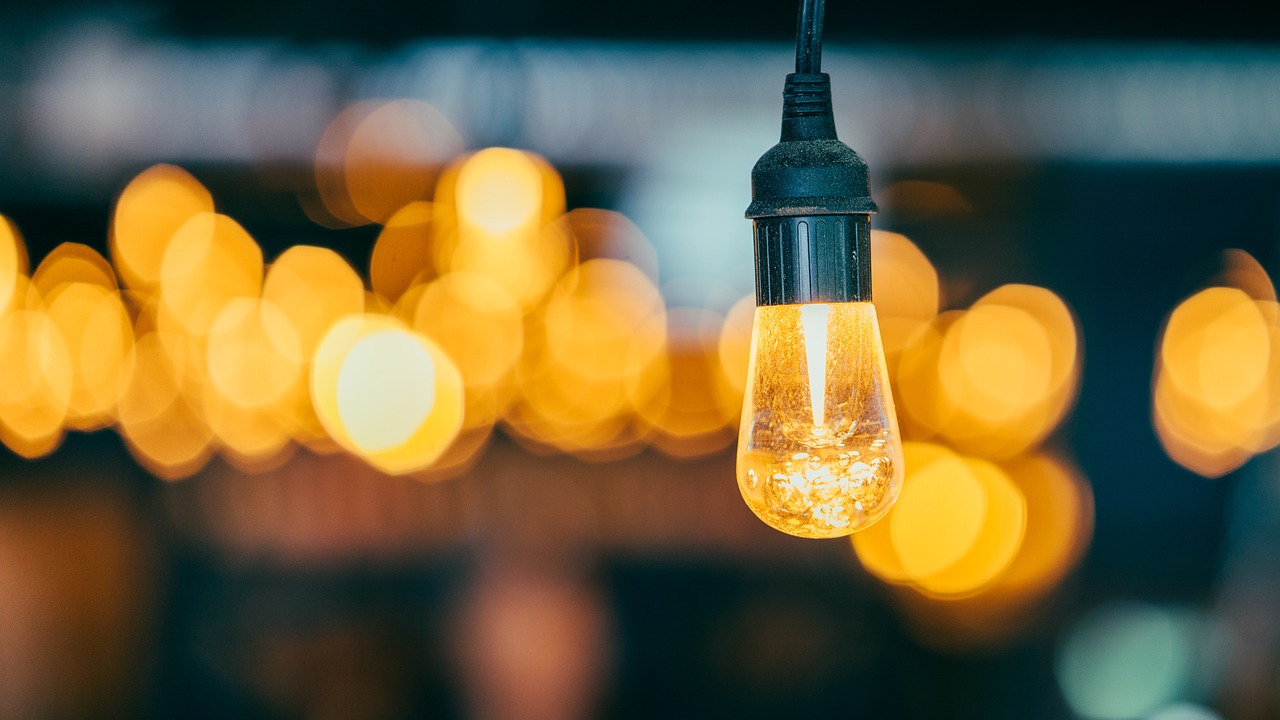 Nostalgische hanglampen met Edison-gloeilampen. Nostalgische hanglampen met Edison-gloeilampen.