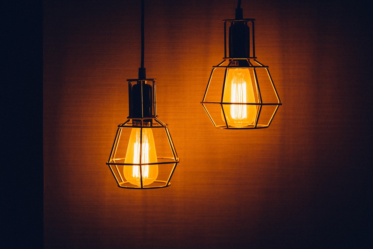 Geometrische lampen vormen sfeervolle lichtkunst. Geometrische lampen vormen sfeervolle lichtkunst.
