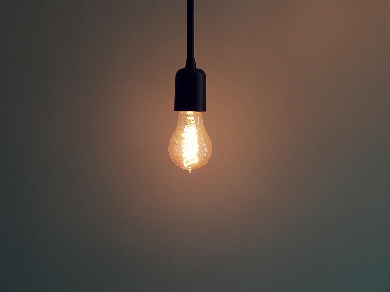 Organische hanglampen creëren warme lichtsfeer. Organische hanglampen creëren warme lichtsfeer.