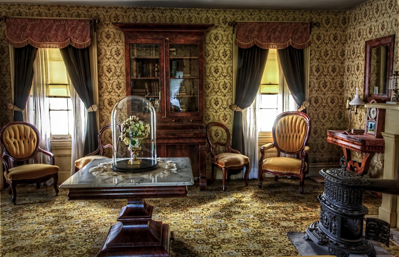 Vintage fauteuils in modern woonkamerinterieur.